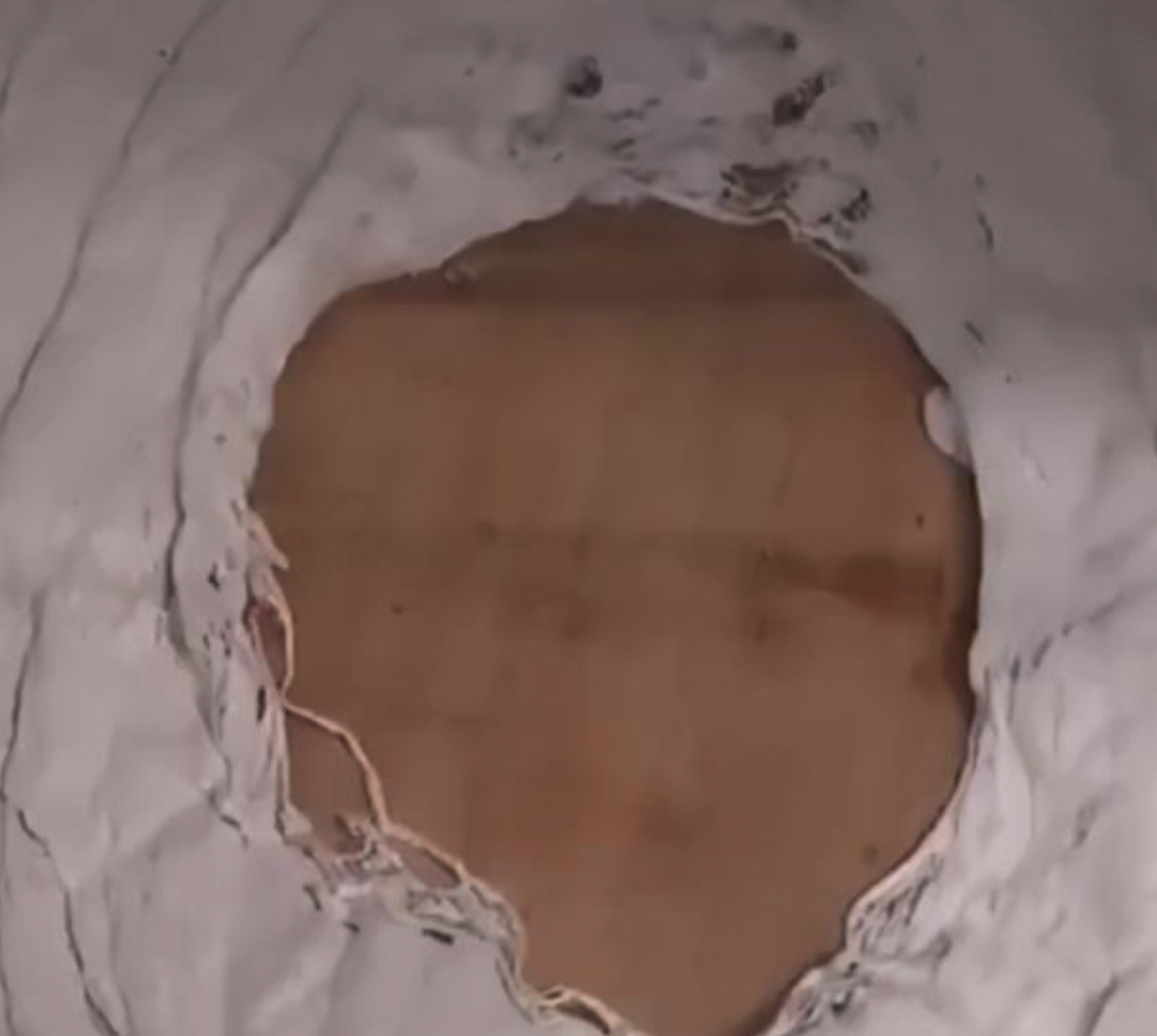 高校女生睡两年的被褥破大洞,让舍友笑翻,女生:以为人人都这样