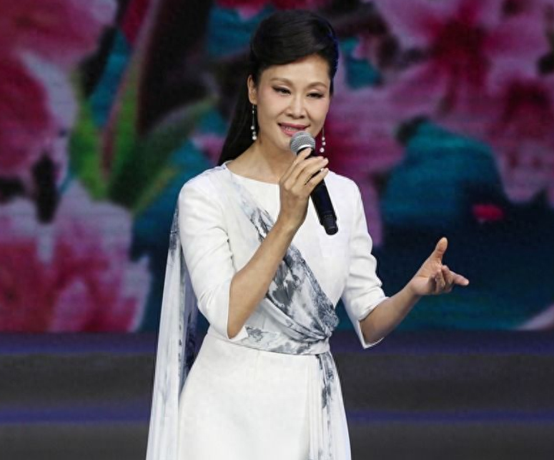 于文华有艺术天赋,老师建议她去正规艺术学校学习.