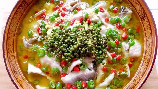 金汤藤椒鱼:鱼肉嫩滑,麻辣酸香,开胃又下饭!