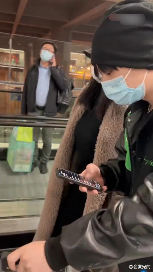 李湘现身机场身旁小鲜肉男友引人注目,两人站在一起像是一对母子
