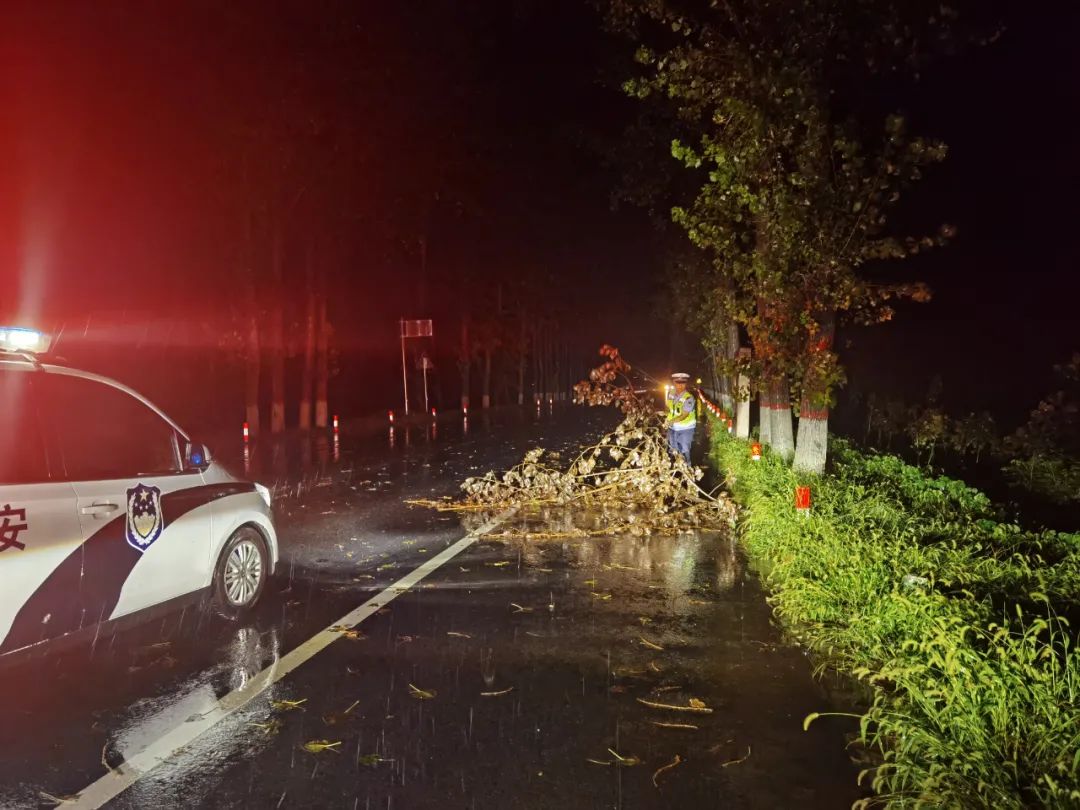 上蔡交警迎战暴雨天气24小时在岗保安全