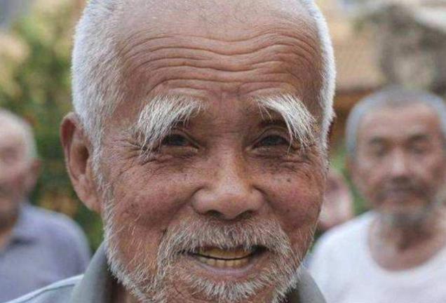 中老年男人的眉毛变长,意味着什么?说明长寿吗?原因要心中有数