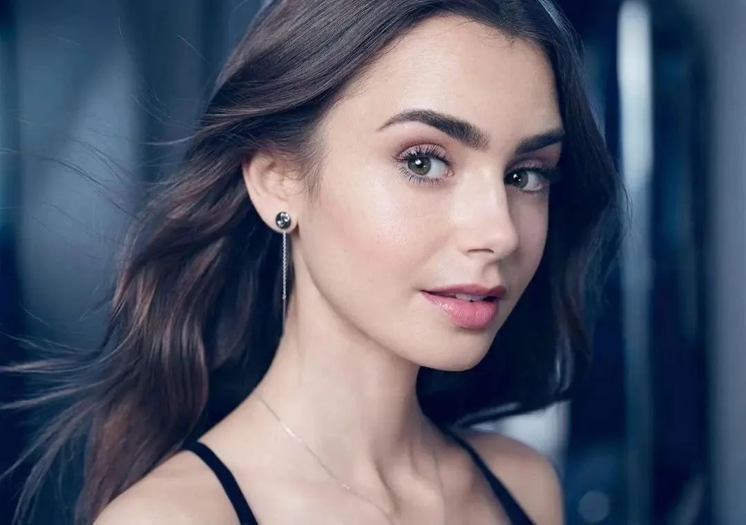 英国女演员莉莉·柯林斯在美国被洗劫一空,被偷走了钻戒