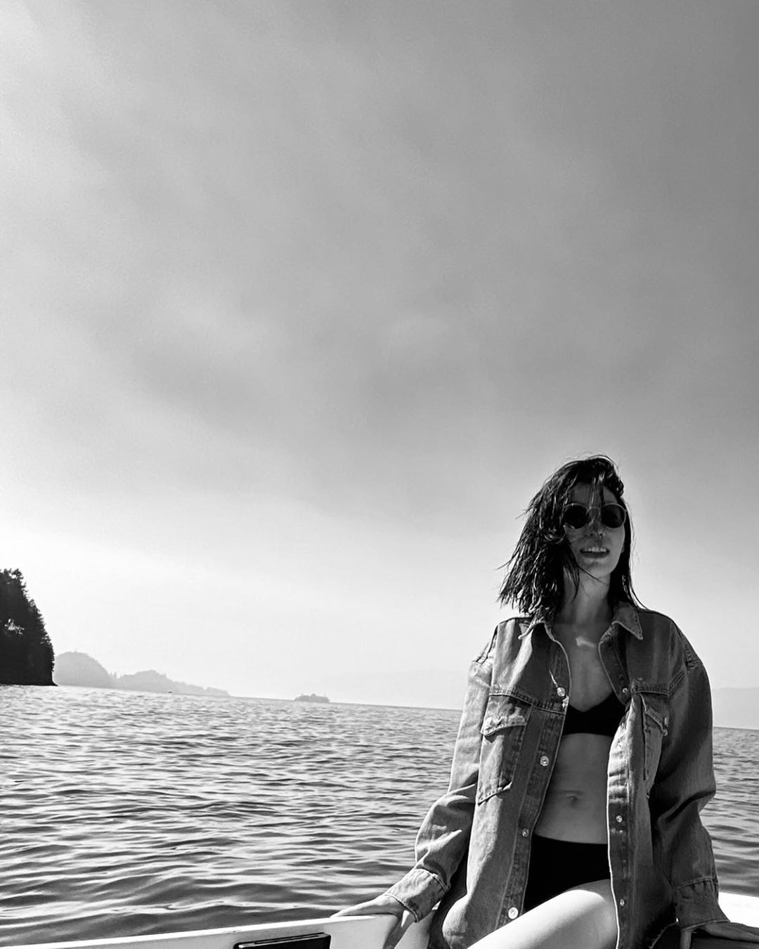 远走加拿大的曲婉婷好生惬意,比基尼秀身材,"病号服"沐浴阳光