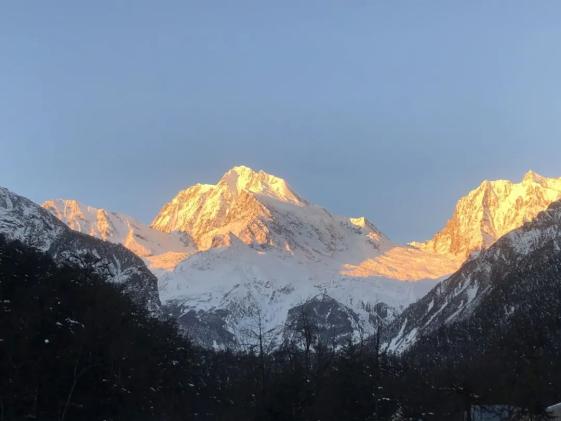 为什么一到冬天,川西的雪山上就长满了成都人?