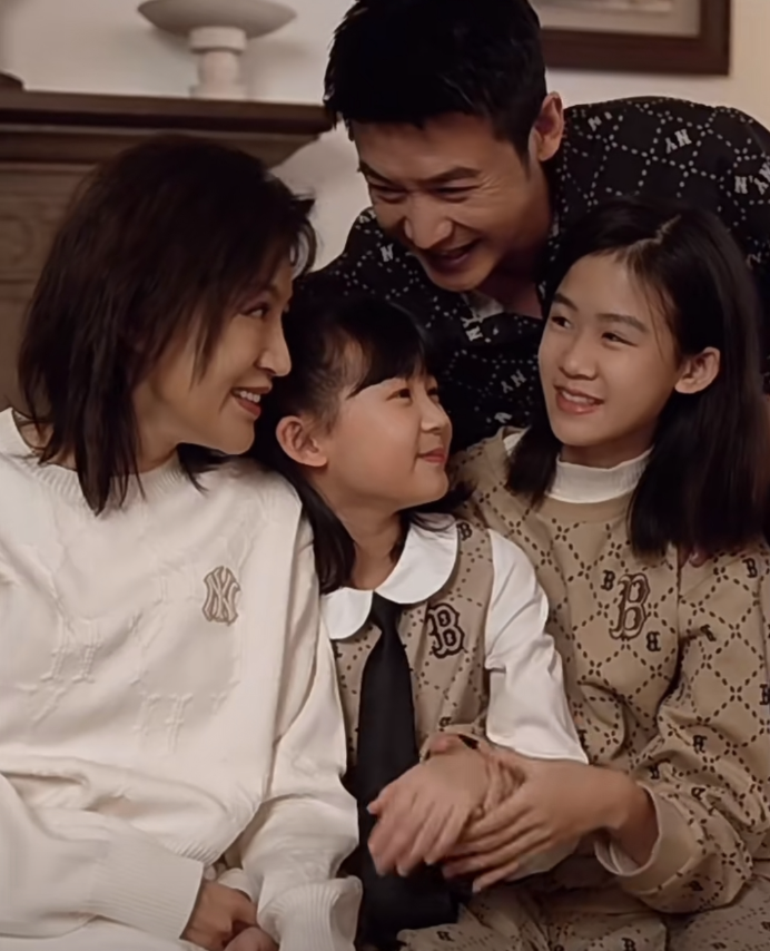 陆毅亲手为贝儿梳头好温柔,鲍蕾晒自己的表情包调侃:搞了个寂寞