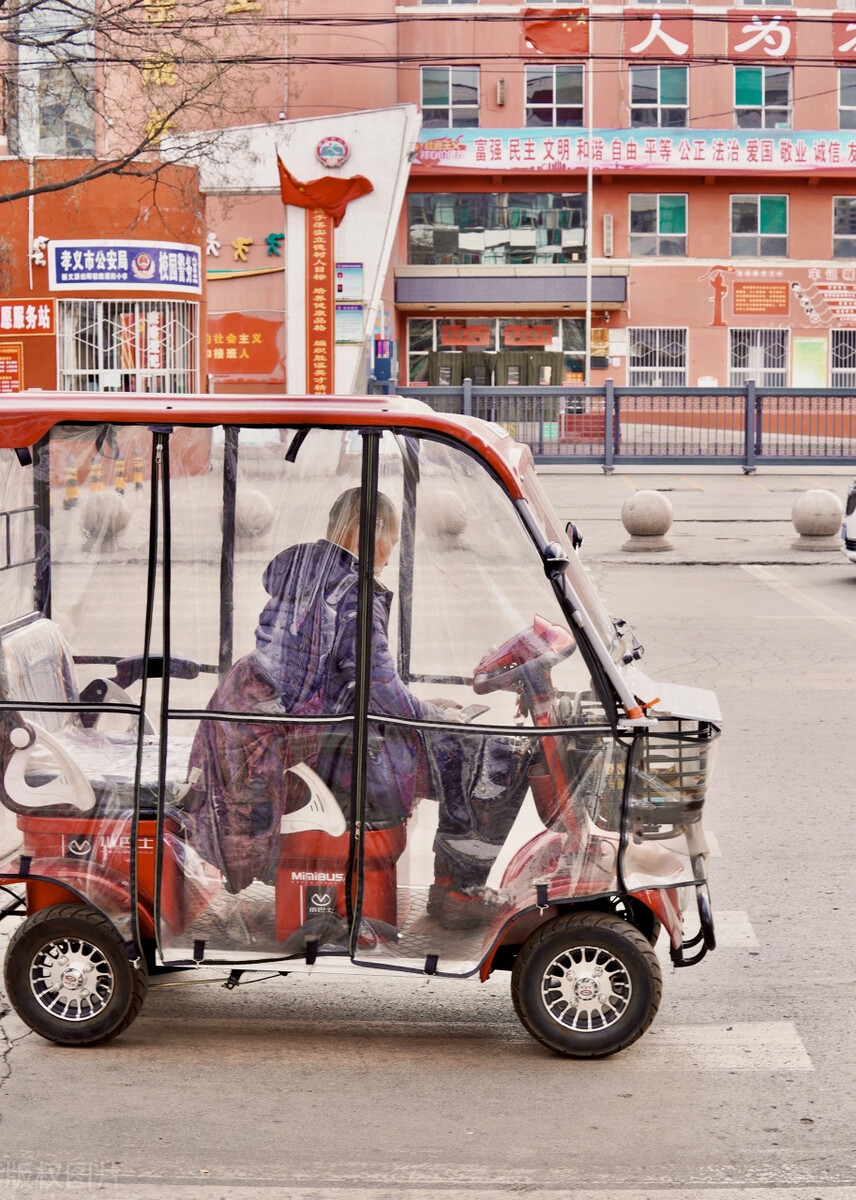 回顾:小学禁止三轮车接娃,官方:不安全,扣车停课,孩子是软肋