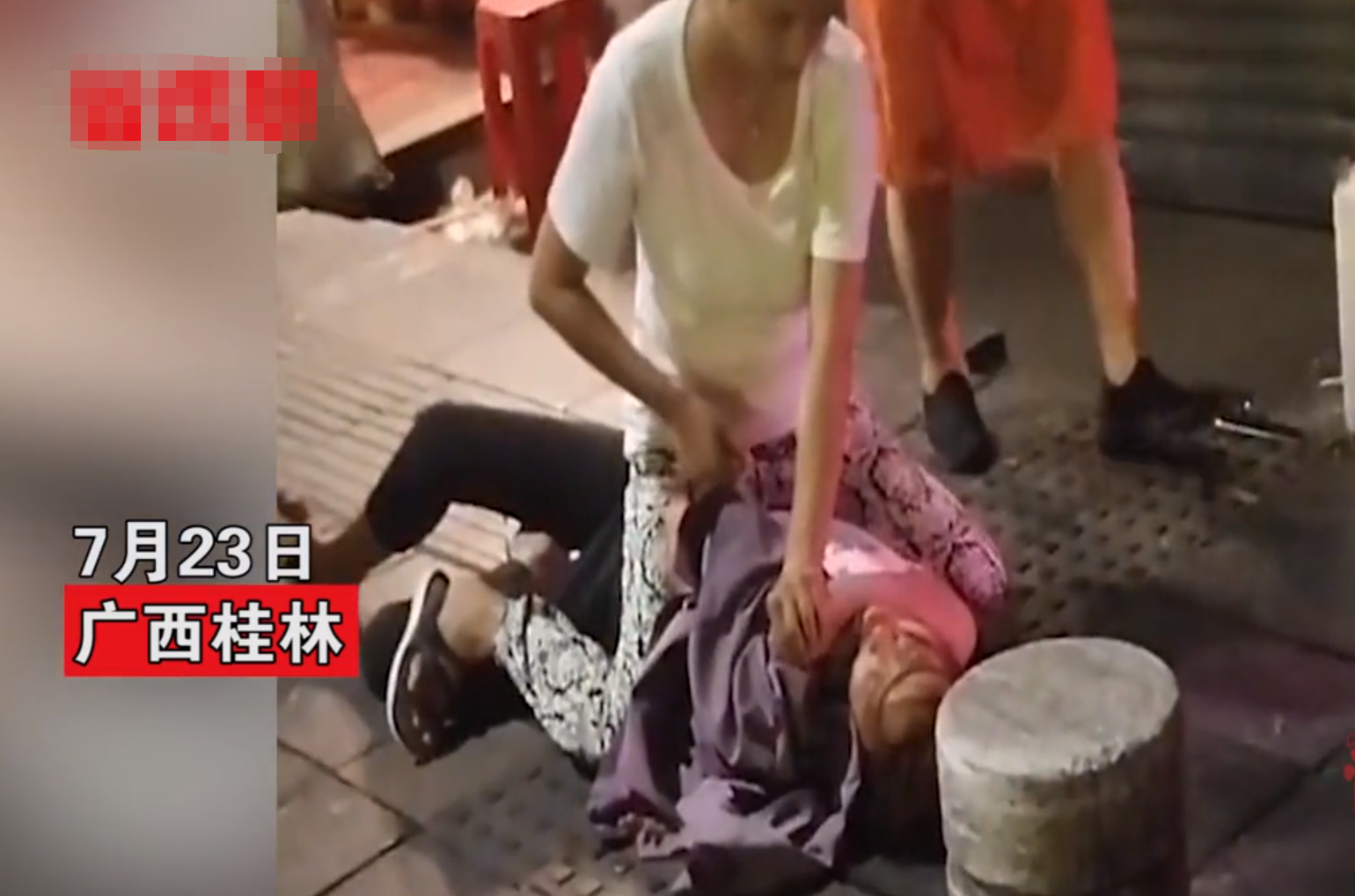 广西女子当街骑坐男子身上怒骂,不雅姿势引围观:都干啥了你自己说