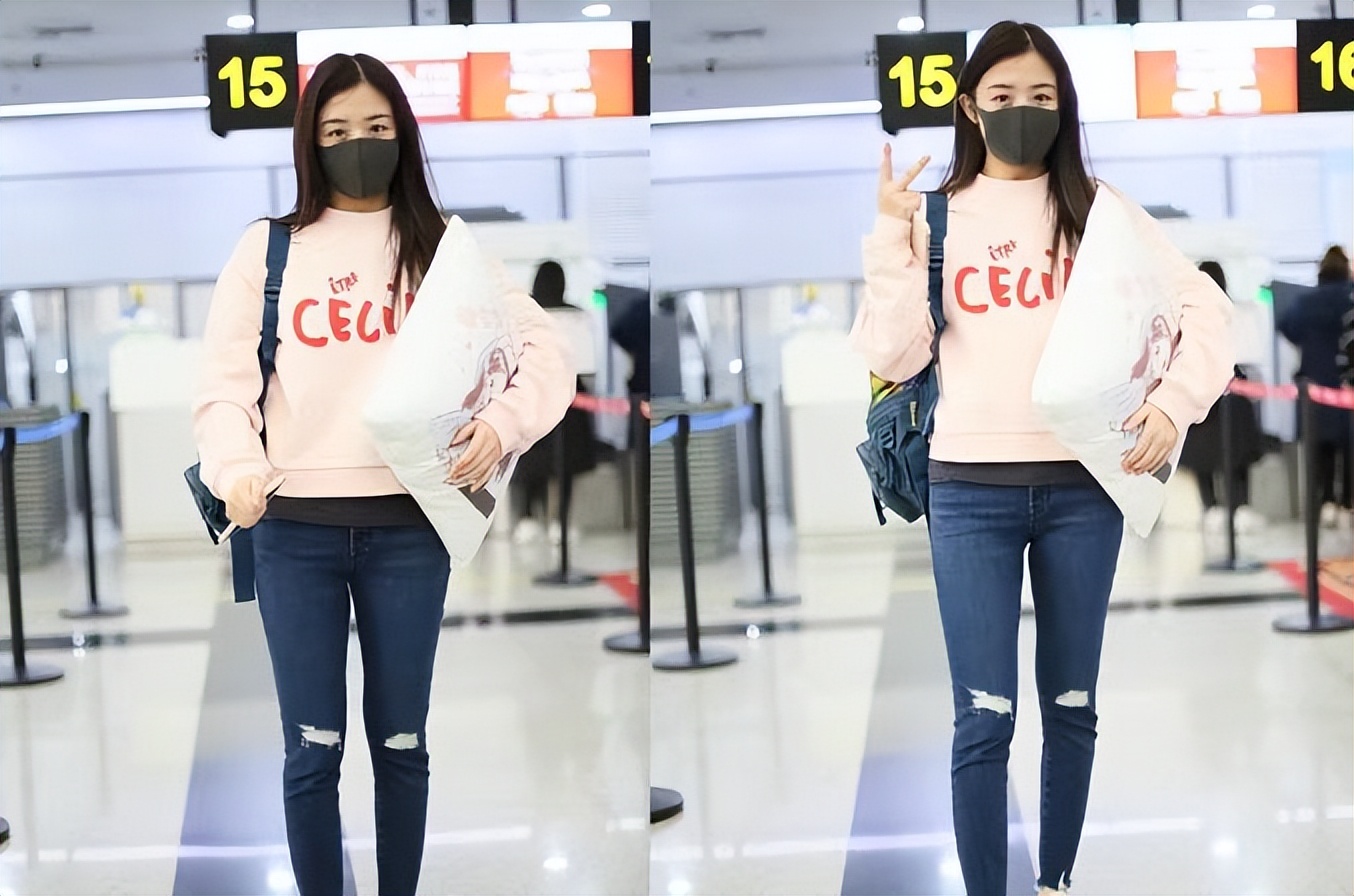 30多岁的张含韵依旧甜美,穿"牛仔裤"凹造型好独特,穿搭不普通