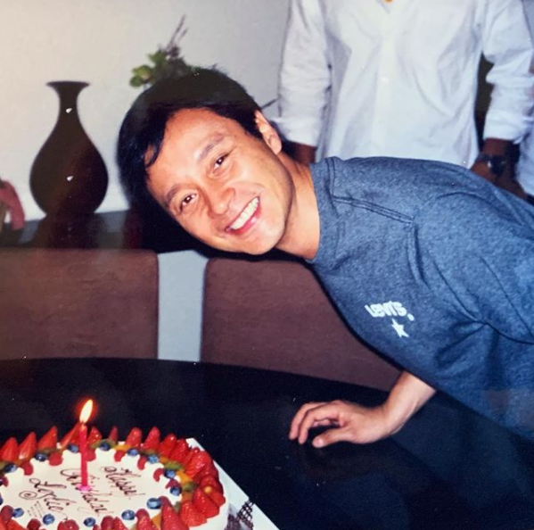 唐鹤德晒庆生旧照缅怀张国荣