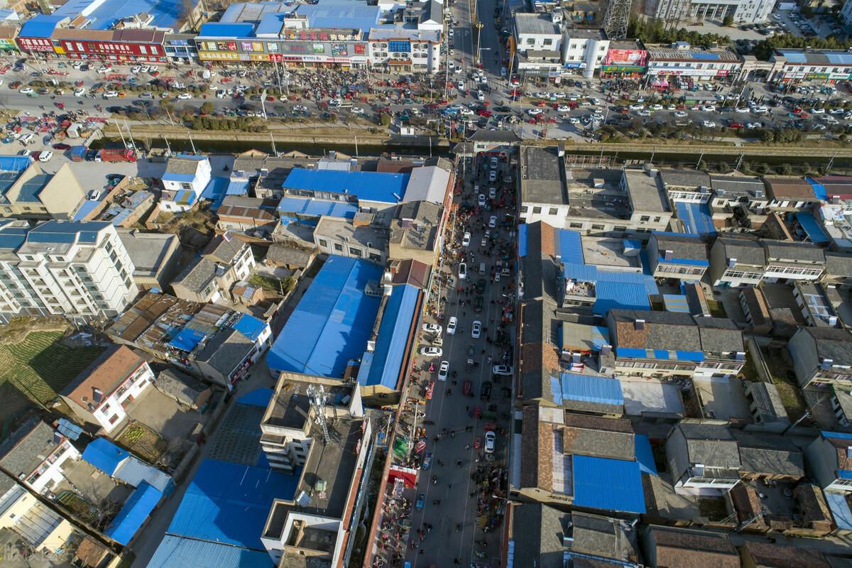 江苏省丁集镇和渔沟镇,村民"赶集"在选购喜庆的春节饰品等年货