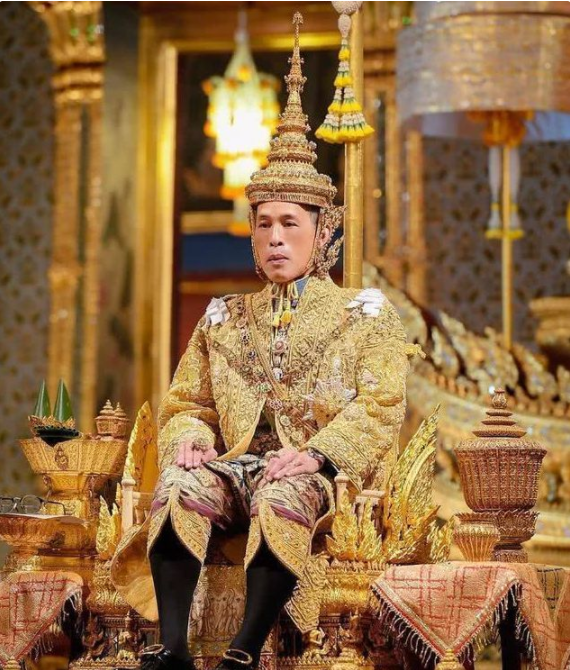 泰王玛哈:坐拥400亿资产,封狗做大元帅,奢侈无度换六任王妃