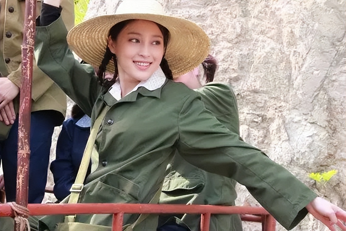 32岁女知青下乡,嫁给一农夫,18年后丢下女儿们,自己喝下了农药