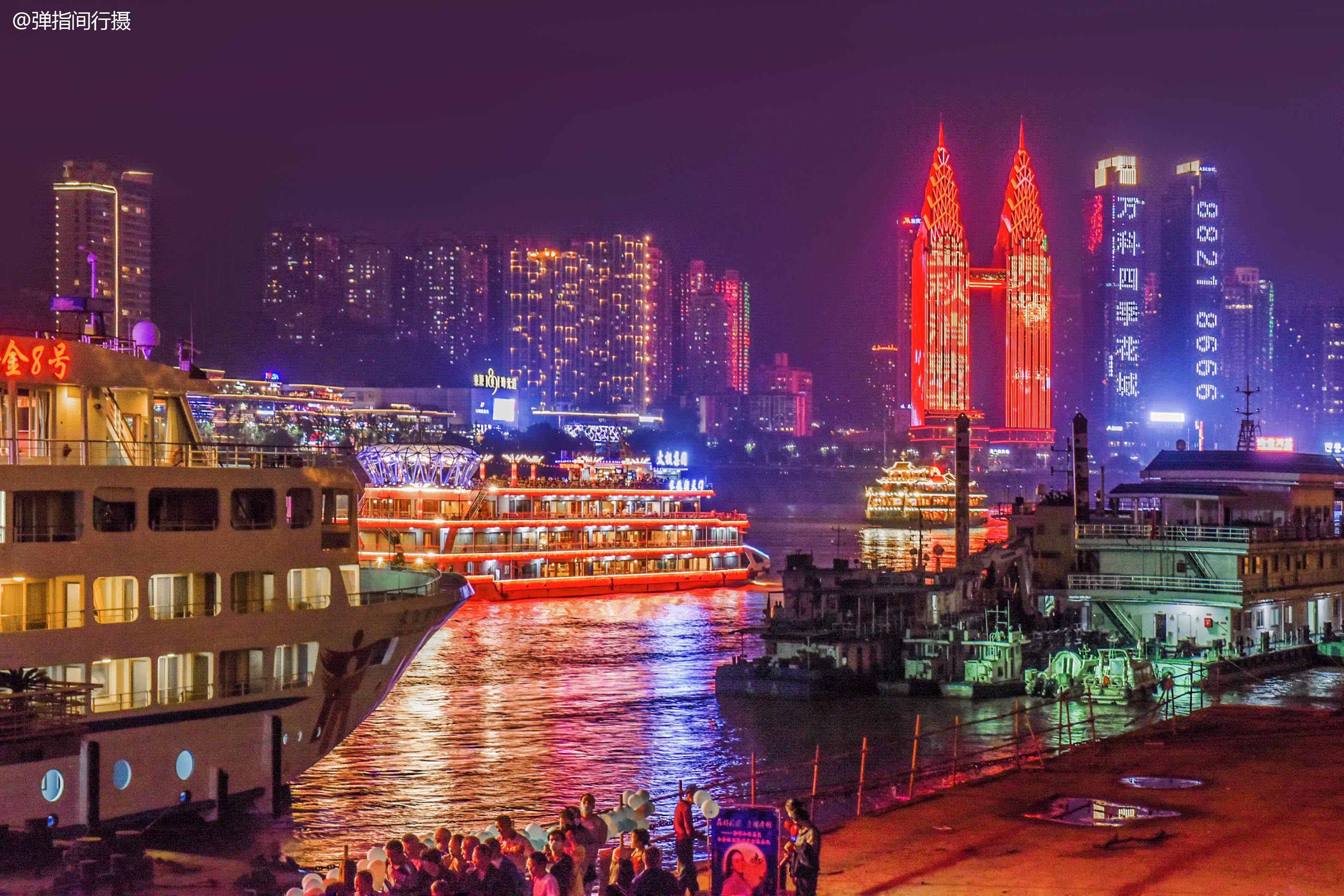 重庆,因绝美夜景爆红网络,是中国西部城市的"颜值代表"