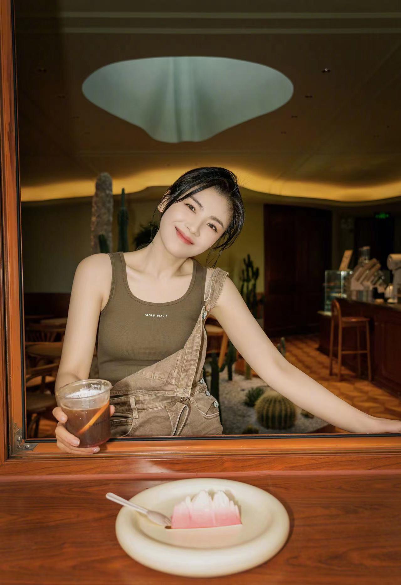 刘涛生日连发30张美照,45岁腰臀比真惊艳,嘴对嘴亲吻多少辣眼了