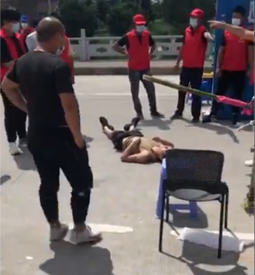 扬州男子闯卡与志愿者起肢体冲突，警方通报来了!插图