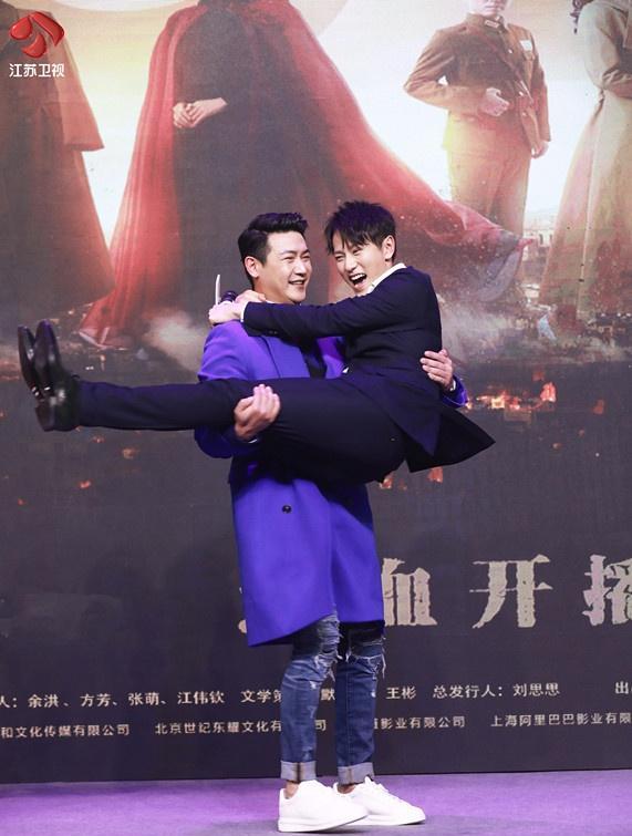 "天衣无缝"发布,陆毅和秦俊杰公主抱,徐璐的加盟很养眼