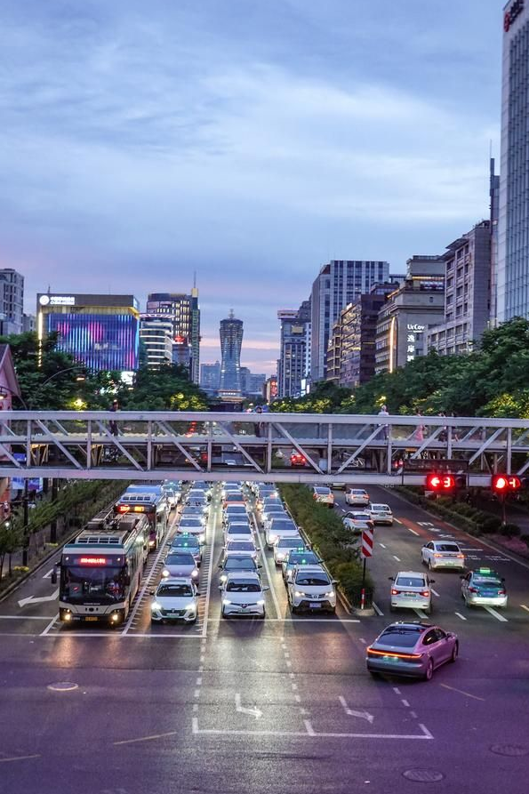 夜晚的杭州武林路你见过吗,车流和行人流彼此交织,浪漫极了