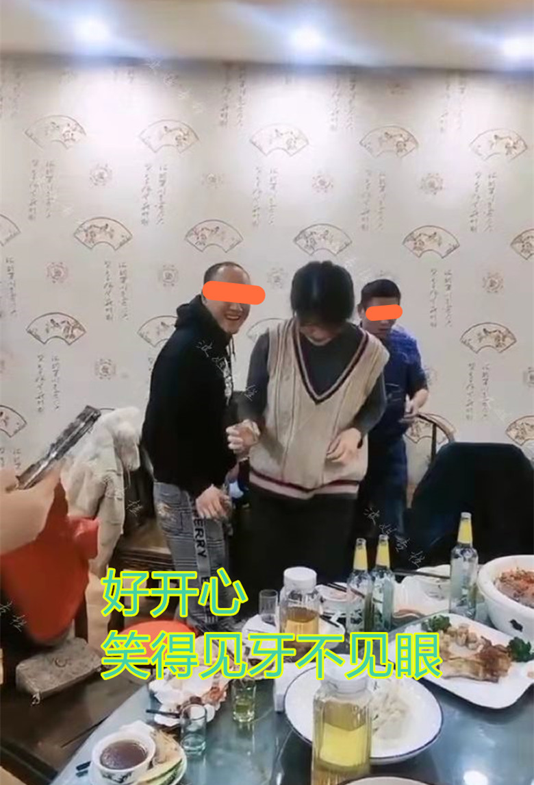 同学聚会玩游戏,一男一女搂着脖子喝酒,知情者:他们俩是初恋