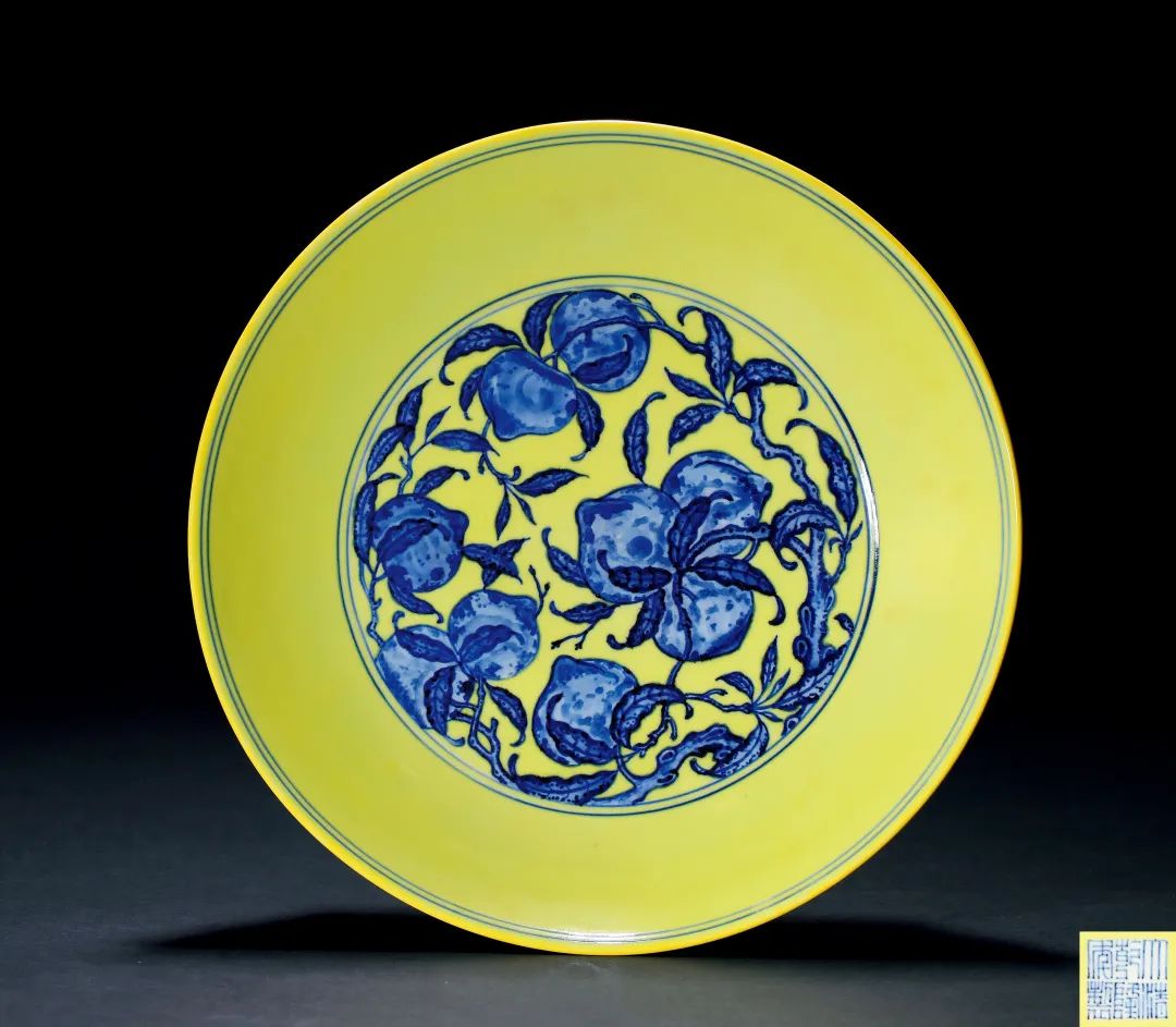 保利香港春拍|清乾隆 黄地青花九桃纹盘