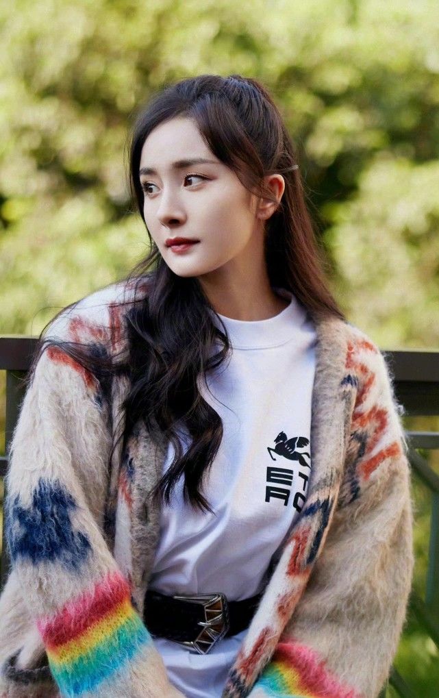 杨幂生图曝光,自带清冷感,三十多岁这个年纪氛围感真的很强