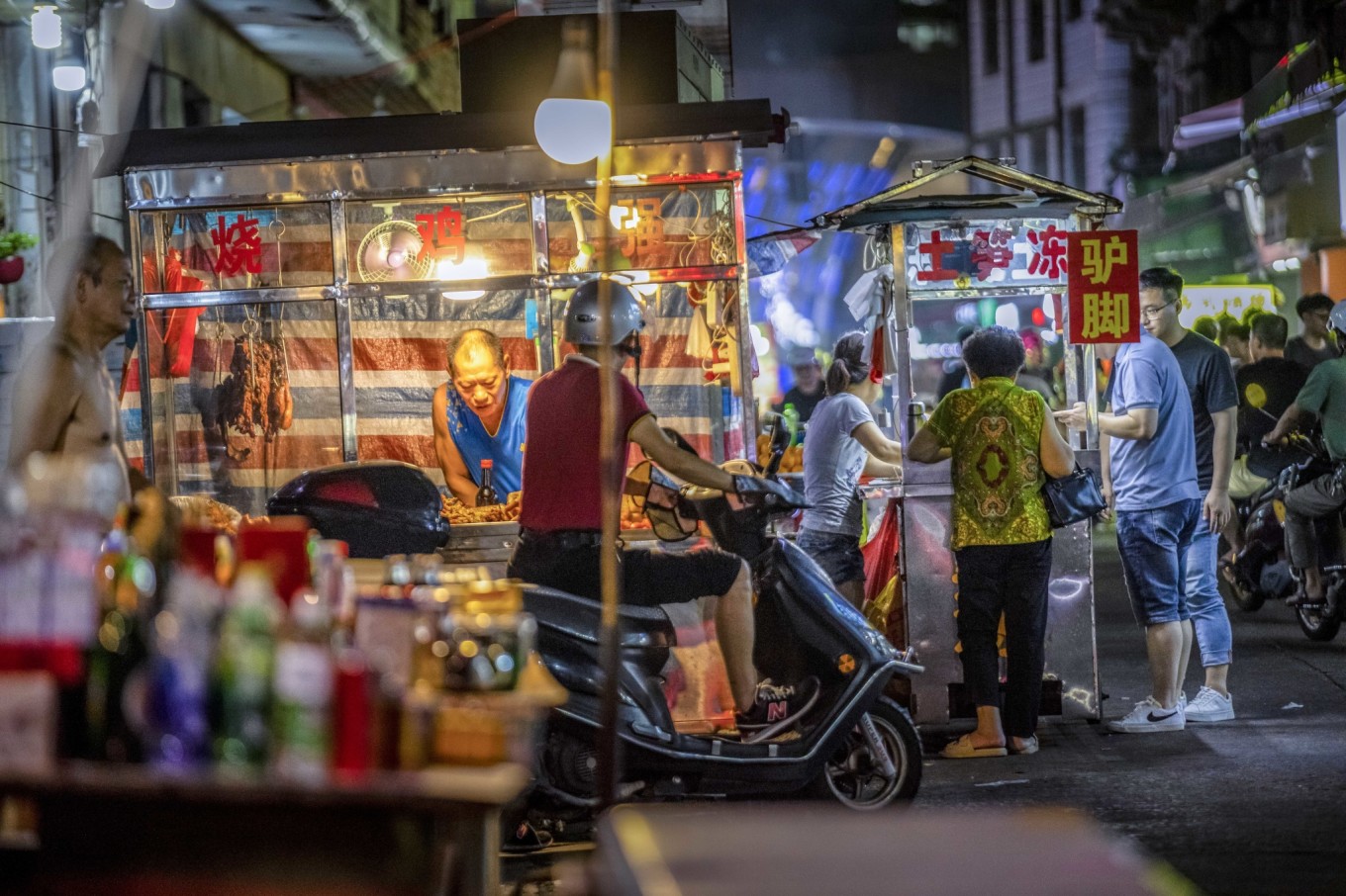 石狮城隍庙街,一条充满了闽南风情的街巷,夜晚这里格外热闹