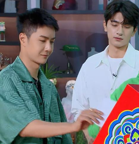 180王一博跟187林一站一起,身高差太显眼,原谅我笑出了声