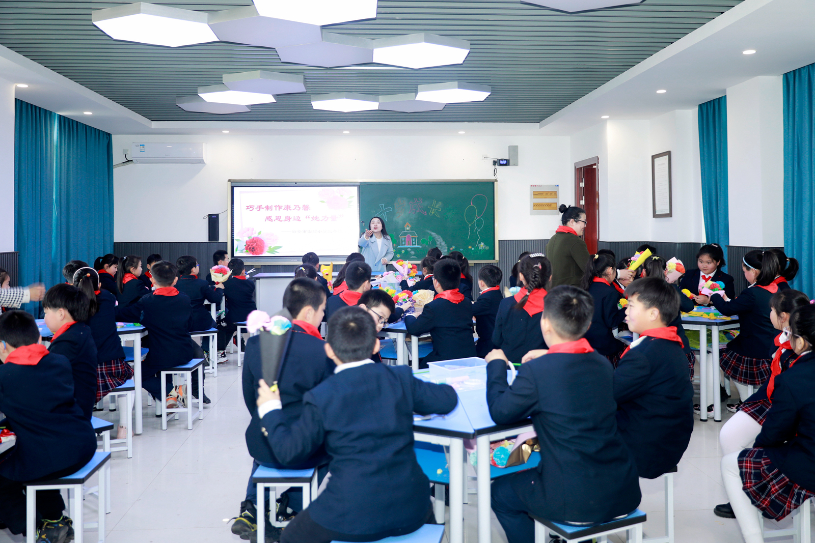 江苏海安市实验小学:小手巧做康乃馨 感恩身边"她力量"