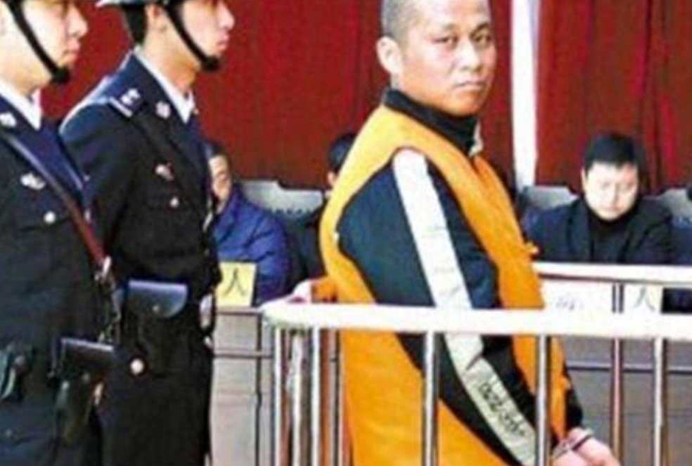 纪实:屠夫石悦军不满肉摊被罚,持刀杀12人,2万人搜山才抓住他