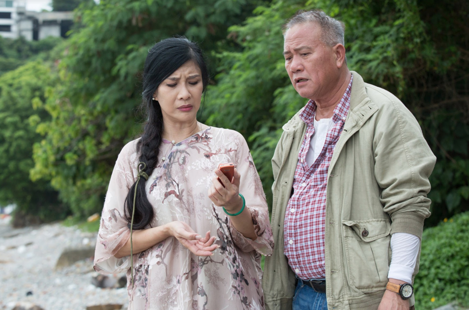 "香港教父"万梓良,向邓萃雯下跪拒绝周星驰,落魄还为港片出力