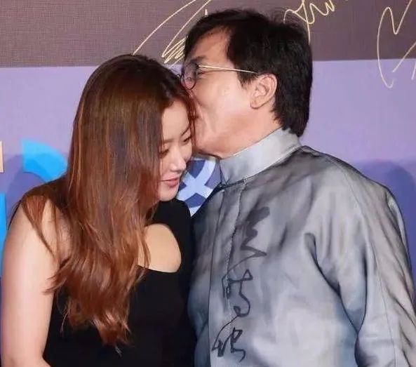 《神话》拍摄期间,成龙为金喜善捂手两小时,从此被她视为恩人