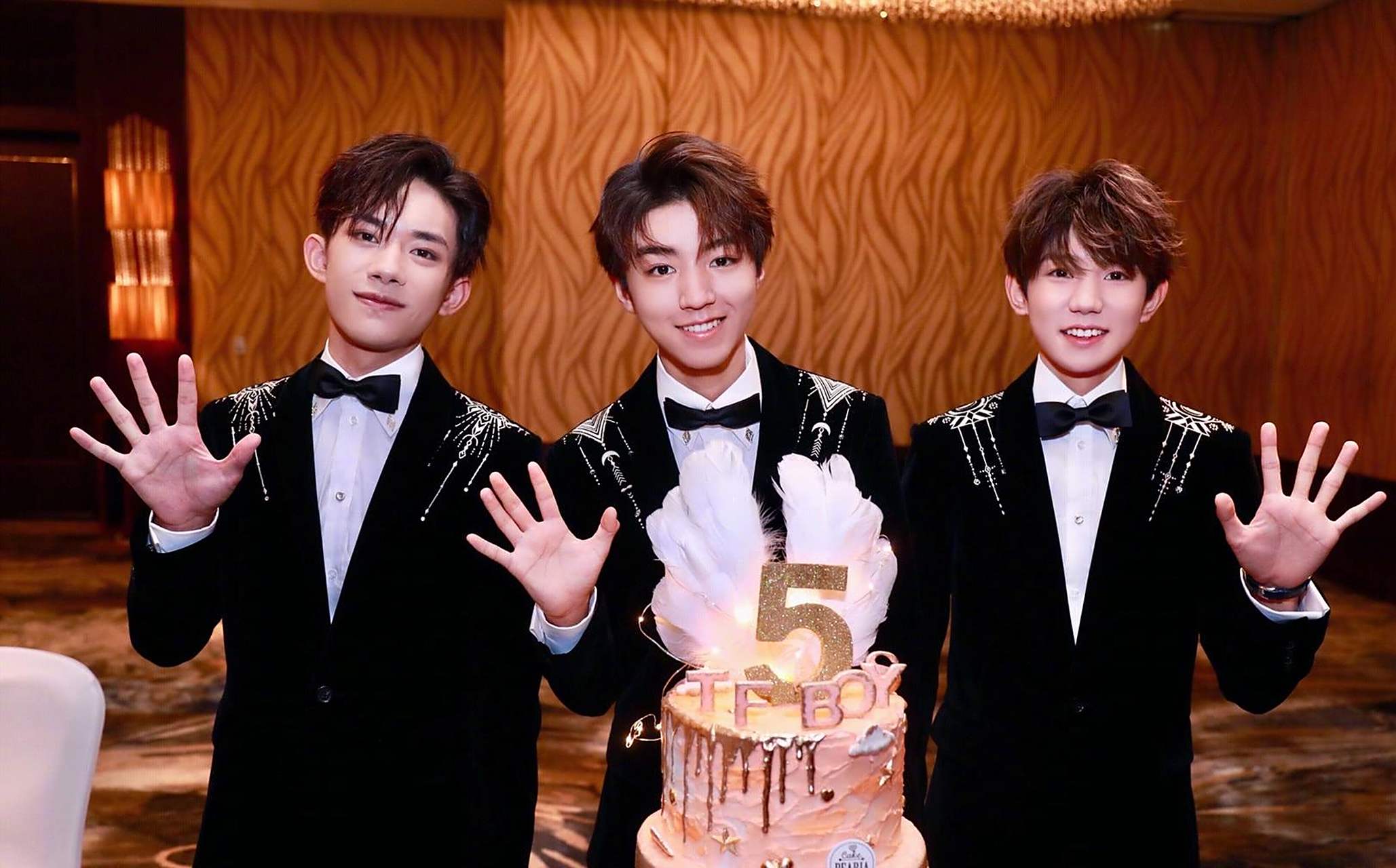 tfboys 的十年之约,王俊凯,王源和易烊千玺合体开演唱会  tfboys档 