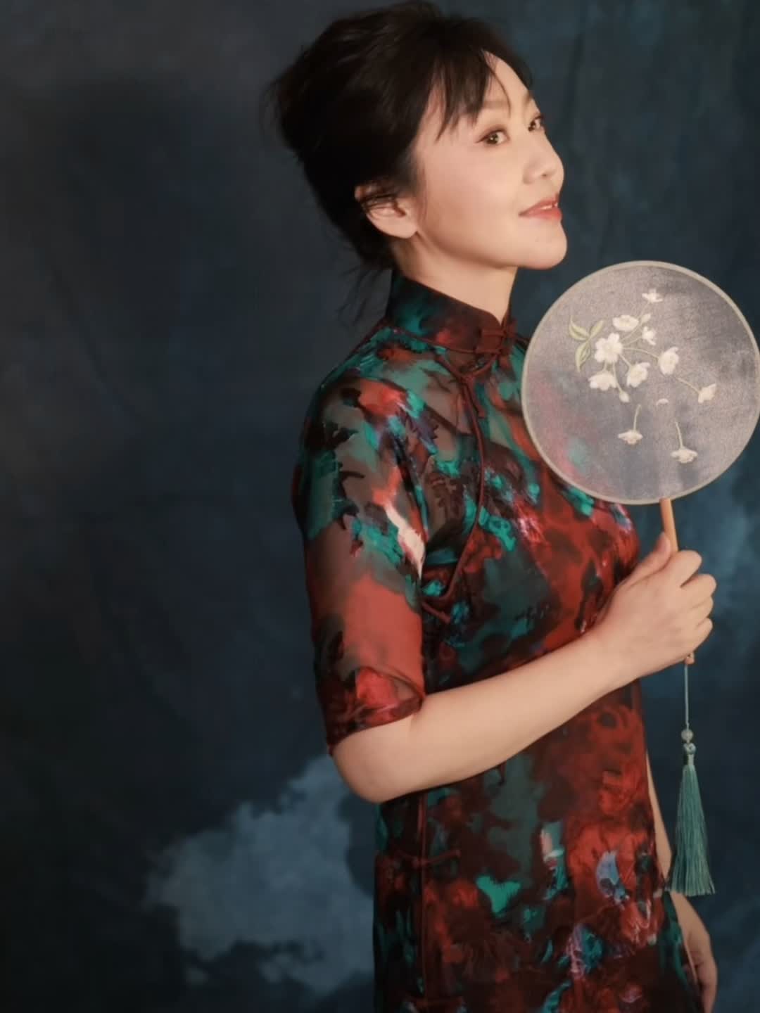 闫妮穿旗袍亮相,脸型瘦长但魅力依旧