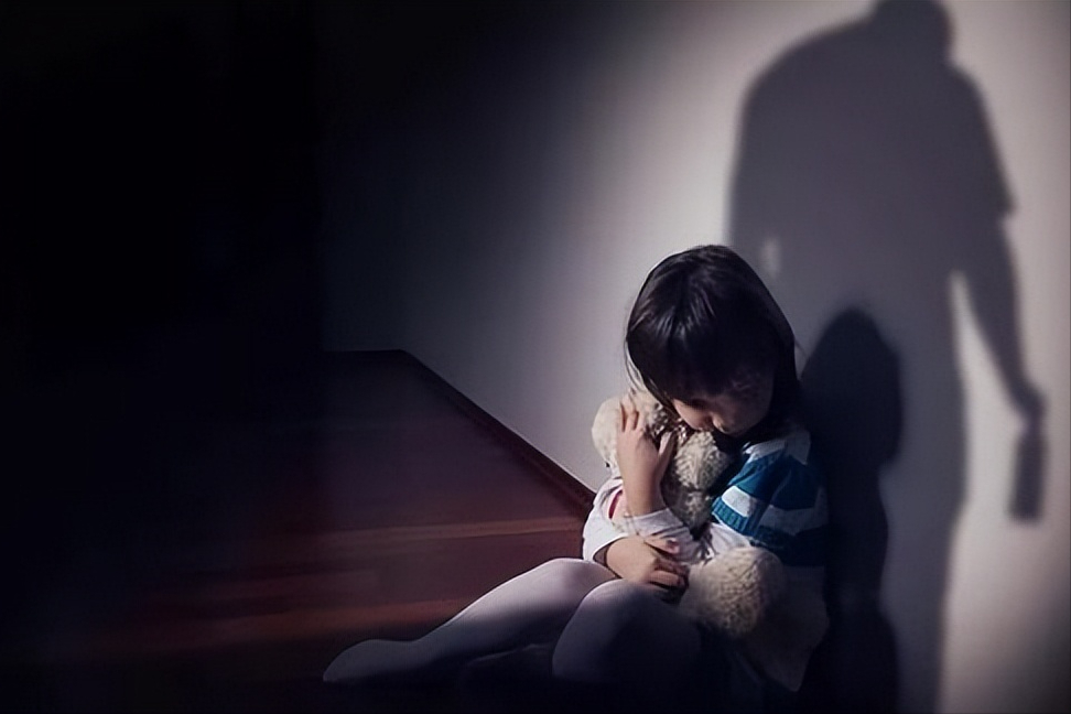 毛巾捂嘴,篾条刺扎,女童被50岁邻居强行侵犯,法院:必须重判