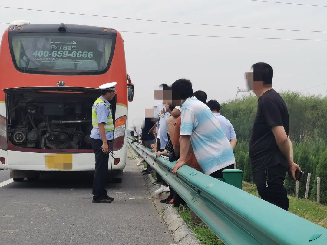 男子駕車上高速釀事故,民警趕到發現其醉駕!