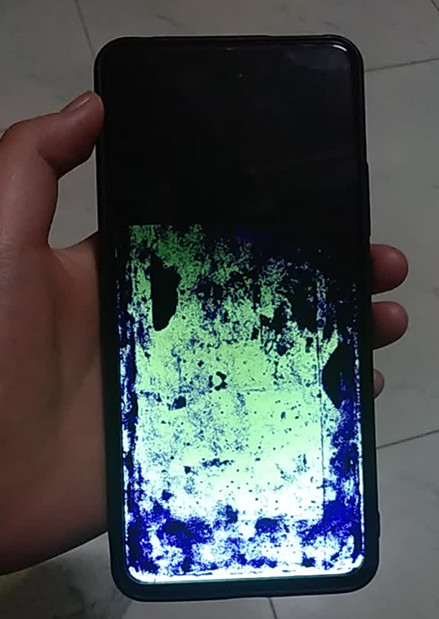 手机屏幕为什么出现紫色斑块?怎么解决?