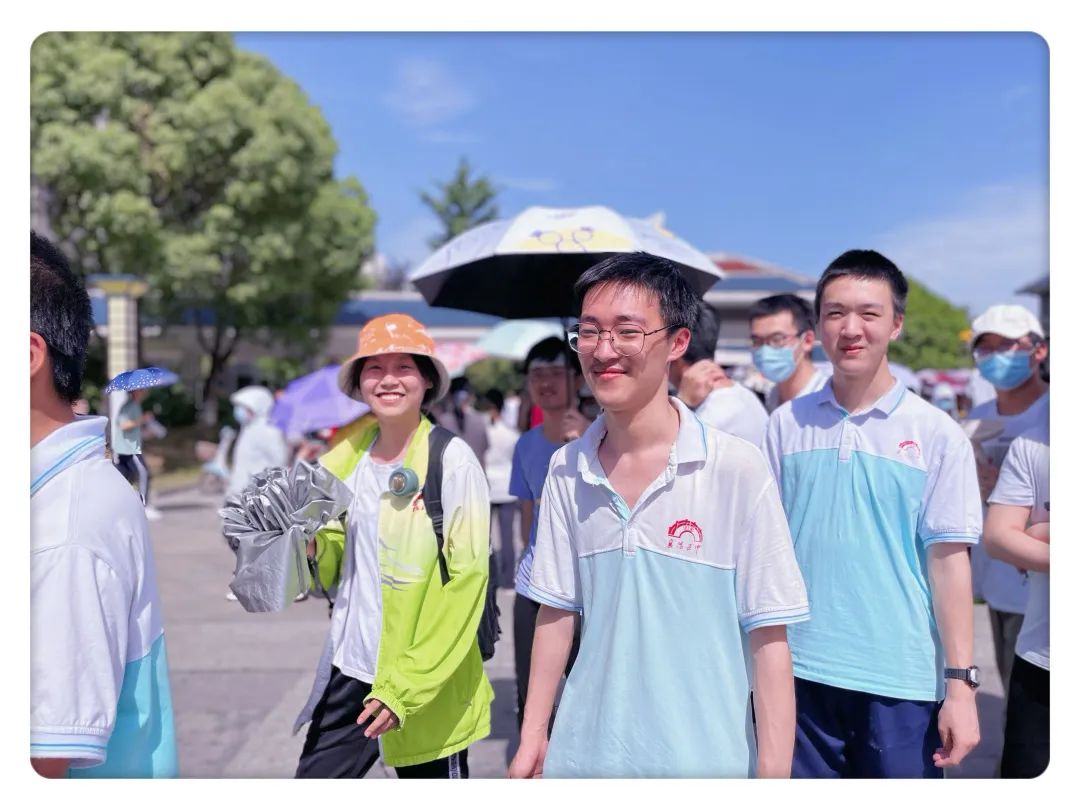 2022年高考襄阳五中高考考生出征走过杏坛跨过状元桥