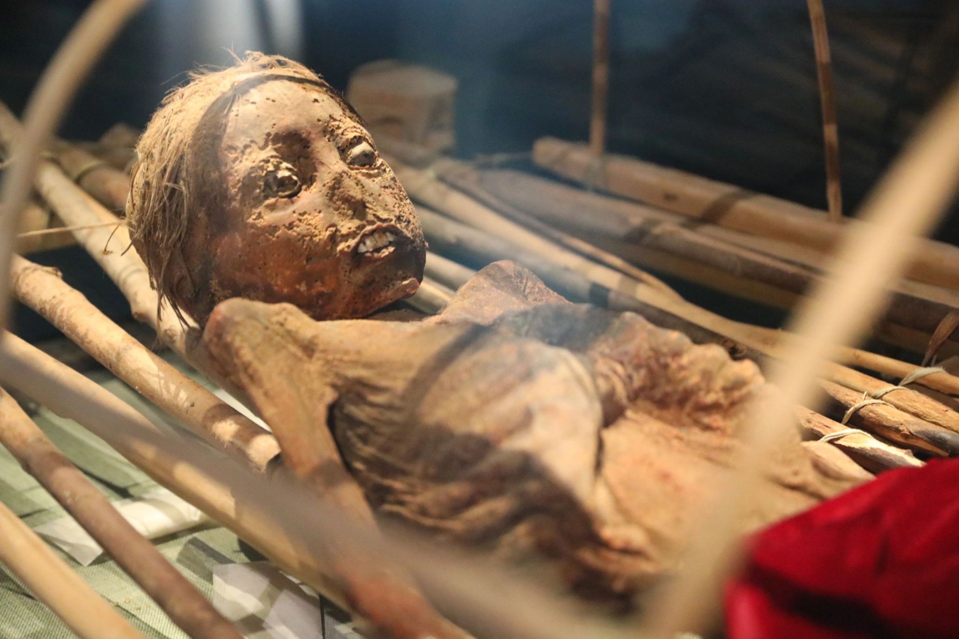 但是和埃及的木乃伊不同,吐鲁番的干尸是由于在特定的气候和土壤环境