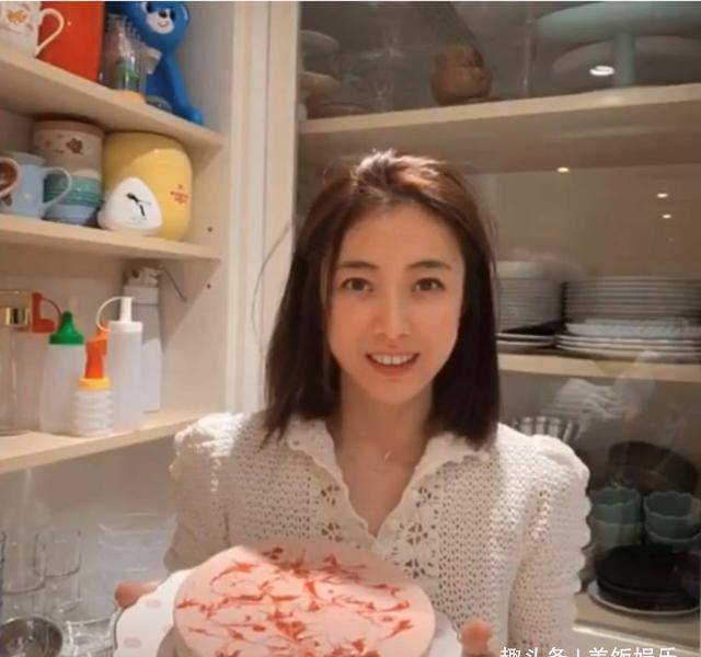 阔太甘比被怀疑整容了?近照变美撞脸周海媚,五官对比太明显