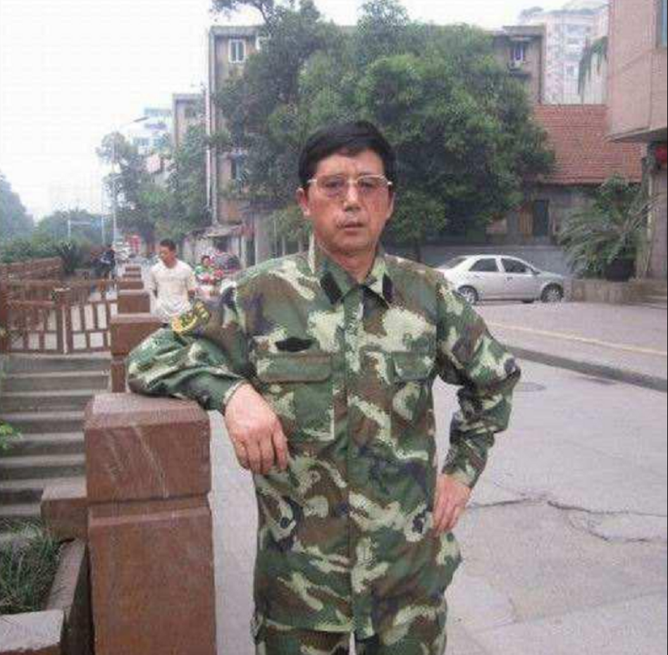 2008年山东大叔带60万离家抛弃妻女病重后却有上千百姓看望