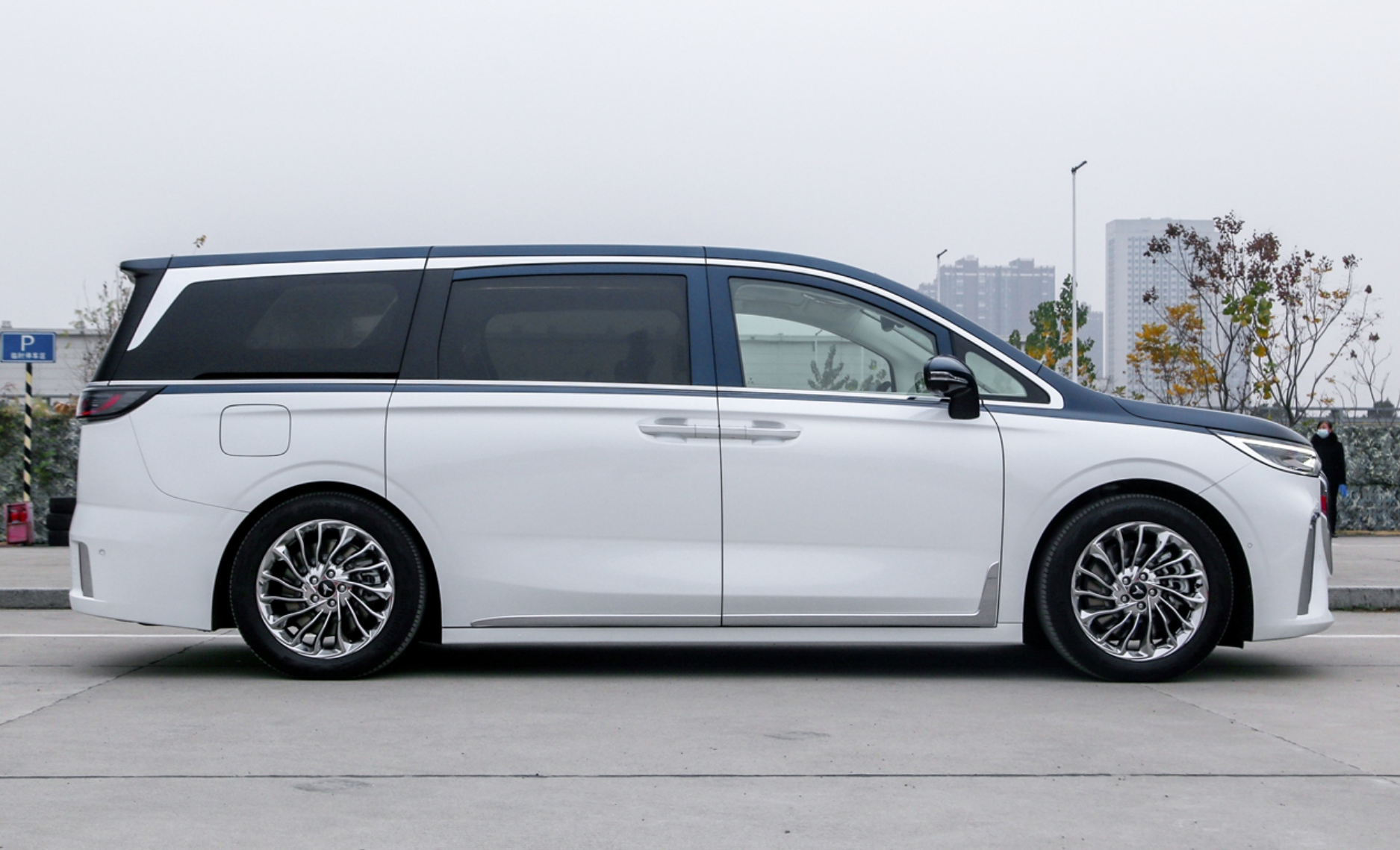 国产mpv放大招!气场不输埃尔法,4座布局配深海级隔音 魔毯悬挂