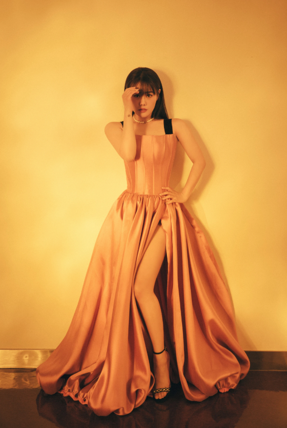 袁娅维真会博眼球,穿超短抹胸裙不算啥,故意抬起一条腿太厉害