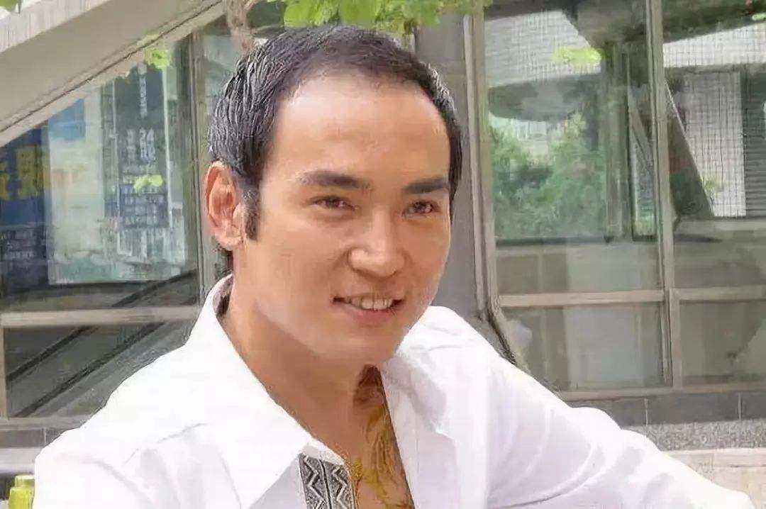 在电视剧中,因为带着古装发套,焦恩俊看起来帅气无比,但私下里,焦恩俊