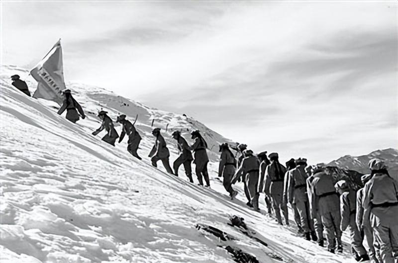 战士爬雪山图片