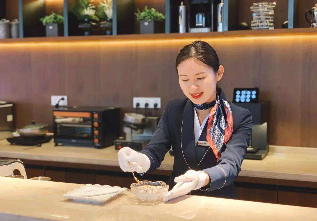 曹德旺生活终于曝光?家中16位美女管家,豪宅占地6000平方米