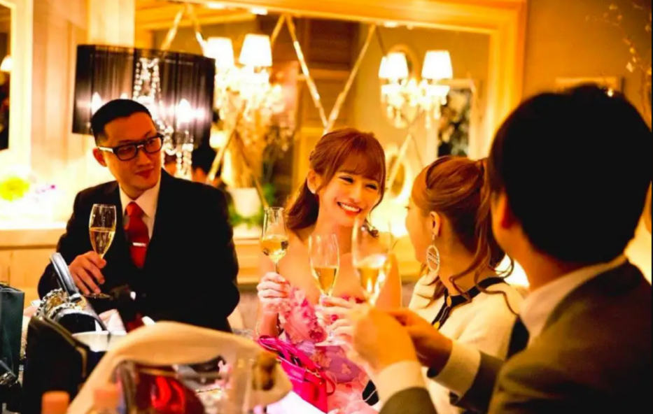 2013年皇家一号覆灭年盈利2亿一夜坍塌女公关装满15辆大巴