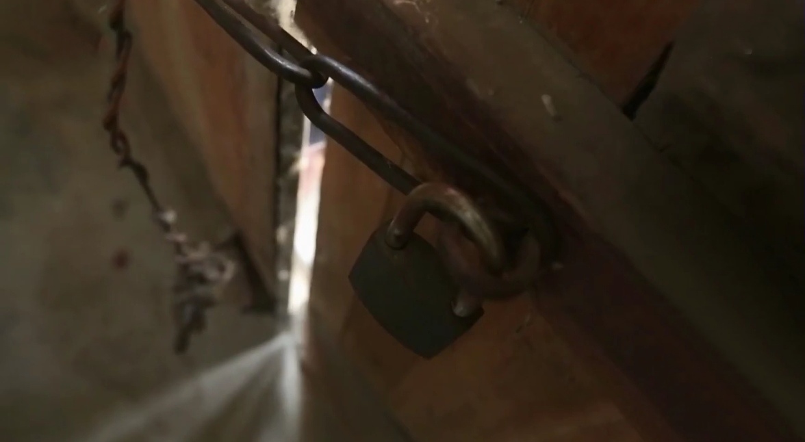 2014年男子离奇身亡,大门从里面反锁,警方根据一条纱巾找出凶手