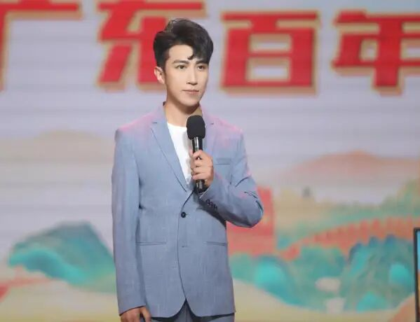 34岁的广州演员梁山山,戏里是伍燕的弟弟,现实中是广东人气歌手