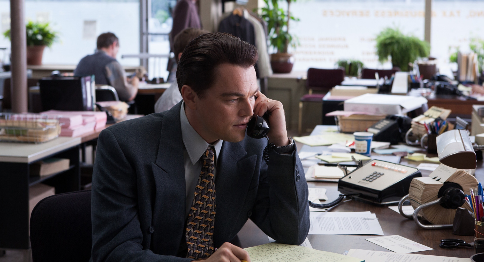 《华尔街之狼》:癫狂的华尔街,撕开了"赤裸人性"的贪婪与欲望