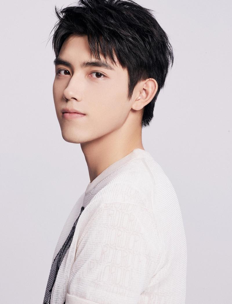 恭喜!李咏21岁女儿宣布出道,高调晒出三张写真,哈文已回京陪伴